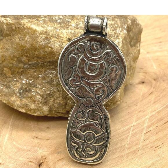 Vintage Tibetan Amber Fish Repousse Two tone Pendant - Picture 2 of 4